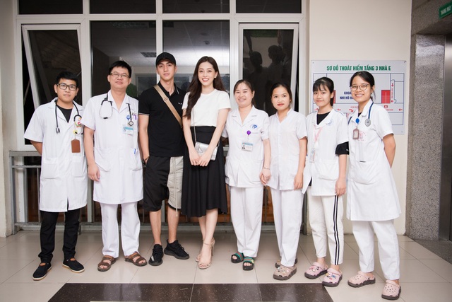 “Cậu mợ” Bình An, Phương Nga đón Trung thu trong bệnh viện - 9 “Cậu mợ” Bình An, Phương Nga đón Trung thu trong bệnh viện - 9