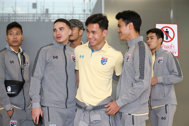Đội tuyển Thái Lan được chào đón như người hùng ngày trở về - 2 Đội tuyển Thái Lan được chào đón như người hùng ngày trở về - 2