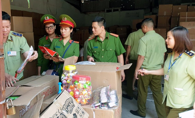 Bộ Công an bắt giữ 50 tấn bánh kẹo, đồ chơi Trung thu nhập lậu - 2 Bộ Công an bắt giữ 50 tấn bánh kẹo, đồ chơi Trung thu nhập lậu - 2