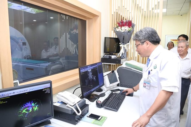 Hệ thống máy hiện đại nhất Việt Nam giảm tia X độc hại, thấy rõ từng mạch máu - 1 Hệ thống máy hiện đại nhất Việt Nam giảm tia X độc hại, thấy rõ từng mạch máu - 1