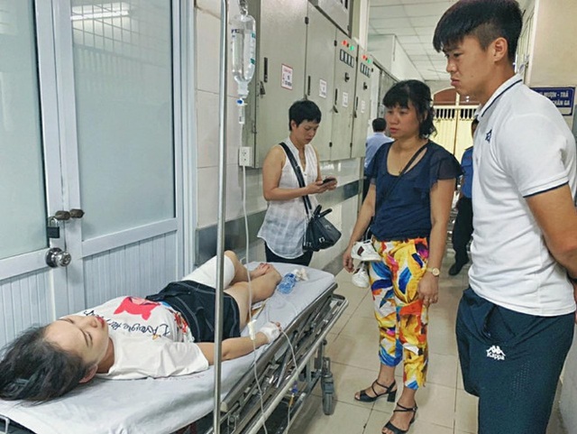 Trung vệ Duy Mạnh thăm nữ CĐV bị thương do pháo sáng - 3 Trung vệ Duy Mạnh thăm nữ CĐV bị thương do pháo sáng - 3