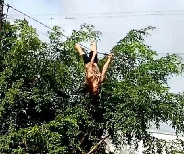 Người dân hoảng hốt khi thấy người phụ nữ đu dây điện - 1 Người dân hoảng hốt khi thấy người phụ nữ đu dây điện - 1