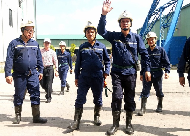 Dưới hầm lò sâu 140 m, Bộ trưởng Lao động hỏi về đời sống của thợ mỏ - 6 Dưới hầm lò sâu 140 m, Bộ trưởng Lao động hỏi về đời sống của thợ mỏ - 6