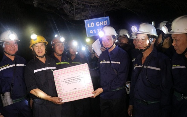 Dưới hầm lò sâu 140 m, Bộ trưởng Lao động hỏi về đời sống của thợ mỏ - 5 Dưới hầm lò sâu 140 m, Bộ trưởng Lao động hỏi về đời sống của thợ mỏ - 5