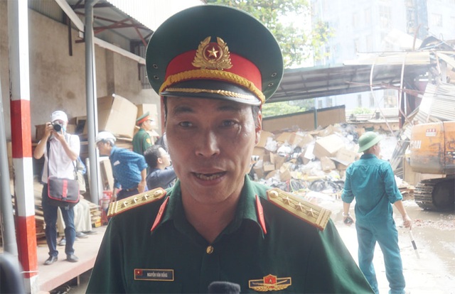 Cận cảnh tẩy độc bên trong Công ty Rạng Đông sáng nay - 3 Cận cảnh tẩy độc bên trong Công ty Rạng Đông sáng nay - 3
