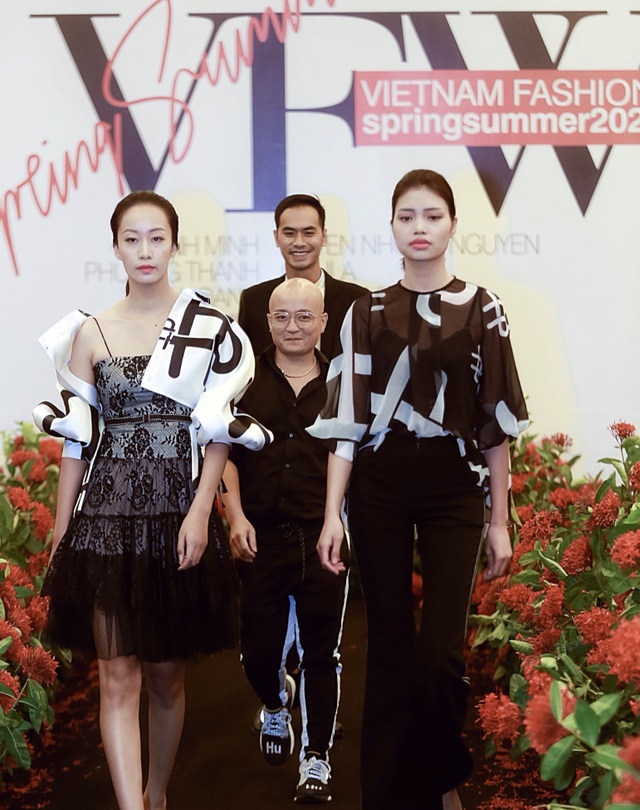 Người mẫu quá khổ lên sàn diễn và cuộc chơi “độc - đẹp” của thời trang thuần Việt - 9 Người mẫu quá khổ lên sàn diễn và cuộc chơi “độc - đẹp” của thời trang thuần Việt - 9