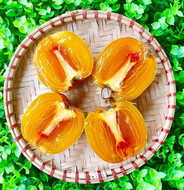 Quả hồng lòng đào trứng gà hiếm có, Hà thành hóng mua từng cân - 2 Quả hồng lòng đào trứng gà hiếm có, Hà thành hóng mua từng cân - 2