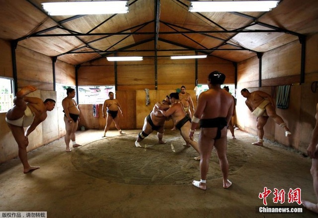 Cuộc đời của một võ sĩ Sumo: Kỷ luật thép, bữa ăn khổng lồ và giấc ngủ với... bình oxy - 6 Cuộc đời của một võ sĩ Sumo: Kỷ luật thép, bữa ăn khổng lồ và giấc ngủ với... bình oxy - 6
