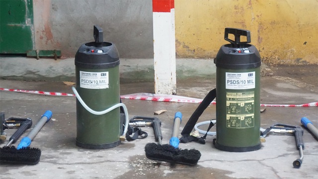 Cận cảnh tẩy độc bên trong Công ty Rạng Đông sáng nay - 9 Cận cảnh tẩy độc bên trong Công ty Rạng Đông sáng nay - 9