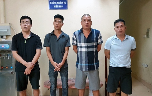 Hà Nội: Phá ổ nhóm cho vay lãi “cắt cổ”, thu nhiều dao, súng - 1 Hà Nội: Phá ổ nhóm cho vay lãi “cắt cổ”, thu nhiều dao, súng - 1