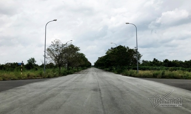 Vẻ đìu hiu, hoang tàn ở khu đô thị “ma” Nhơn Trạch - 9 Vẻ đìu hiu, hoang tàn ở khu đô thị “ma” Nhơn Trạch - 9