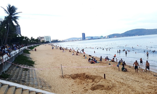 Bãi biển Quy Nhơn bất ngờ phát lộ bãi đá phủ rêu xanh - 2 Bãi biển Quy Nhơn bất ngờ phát lộ bãi đá phủ rêu xanh - 2