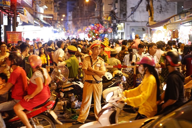 Ngạt thở ở phố đèn lồng trước đêm Trung thu - 1 Ngạt thở ở phố đèn lồng trước đêm Trung thu - 1