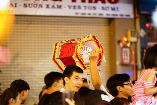 Ngạt thở ở phố đèn lồng trước đêm Trung thu - 8 Ngạt thở ở phố đèn lồng trước đêm Trung thu - 8