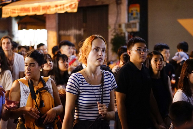 Ngạt thở ở phố đèn lồng trước đêm Trung thu - 12 Ngạt thở ở phố đèn lồng trước đêm Trung thu - 12