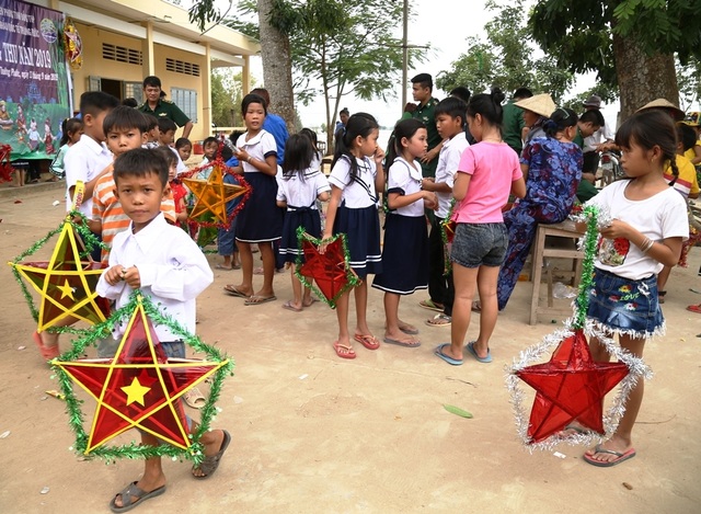 Rộn ràng Tết Trung thu cho học sinh vùng lũ, vùng biên giới - 6 Rộn ràng Tết Trung thu cho học sinh vùng lũ, vùng biên giới - 6