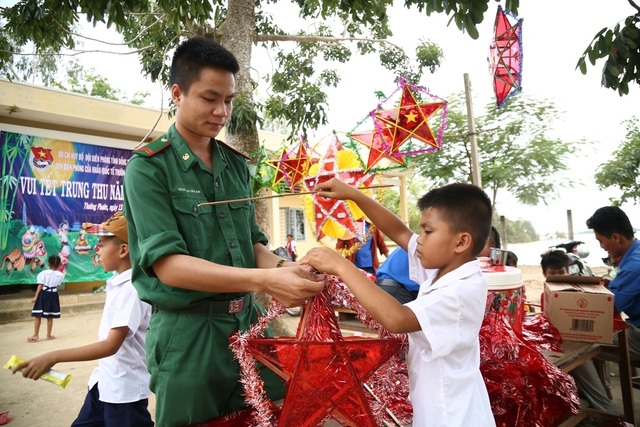 Rộn ràng Tết Trung thu cho học sinh vùng lũ, vùng biên giới - 5 Rộn ràng Tết Trung thu cho học sinh vùng lũ, vùng biên giới - 5