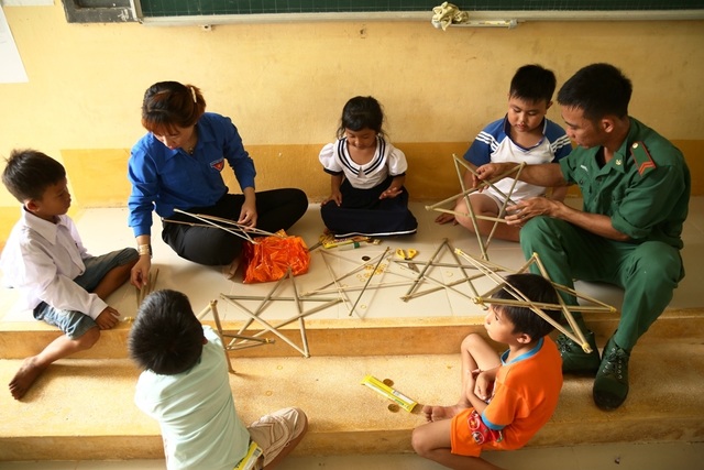 Rộn ràng Tết Trung thu cho học sinh vùng lũ, vùng biên giới - 4 Rộn ràng Tết Trung thu cho học sinh vùng lũ, vùng biên giới - 4