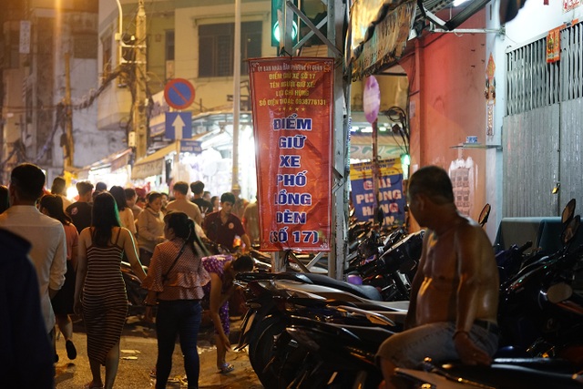 Ngạt thở ở phố đèn lồng trước đêm Trung thu - 2 Ngạt thở ở phố đèn lồng trước đêm Trung thu - 2