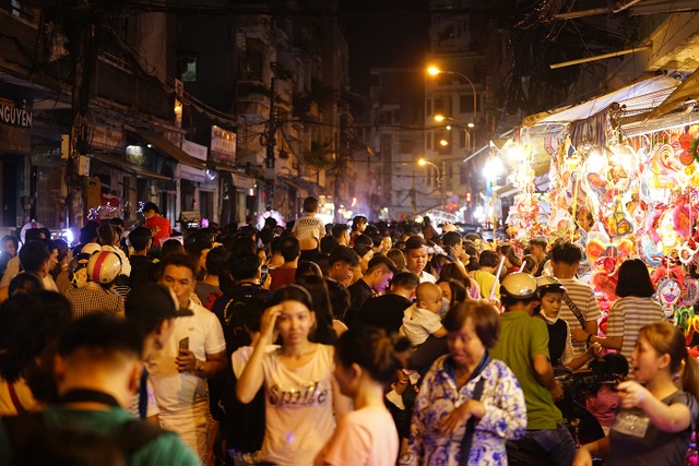 Ngạt thở ở phố đèn lồng trước đêm Trung thu - 3 Ngạt thở ở phố đèn lồng trước đêm Trung thu - 3