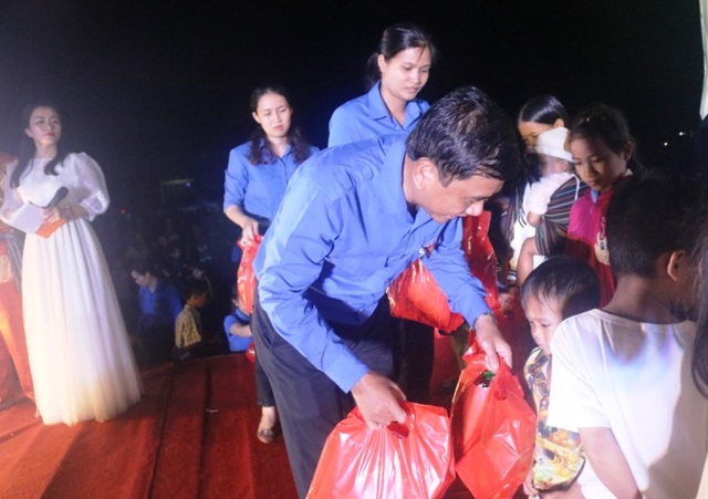 Tình nguyện viên đem Tết Trung thu đến hàng ngàn thiếu nhi miền núi - 3 Tình nguyện viên đem Tết Trung thu đến hàng ngàn thiếu nhi miền núi - 3
