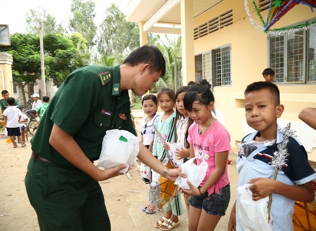 Rộn ràng Tết Trung thu cho học sinh vùng lũ, vùng biên giới - 1 Rộn ràng Tết Trung thu cho học sinh vùng lũ, vùng biên giới - 1