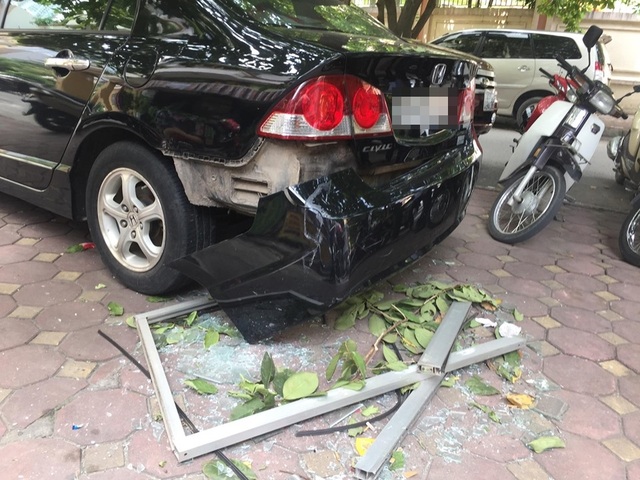 Cửa kính nhà chung cư rơi trúng ô tô, nhiều người may mắn thoát nạn - 1 Cửa kính nhà chung cư rơi trúng ô tô, nhiều người may mắn thoát nạn - 1