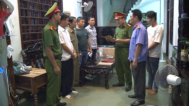 Khởi tố cựu nhân viên hàng không lừa doanh nghiệp 12 tỷ đồng để “chạy án” - 3 Khởi tố cựu nhân viên hàng không lừa doanh nghiệp 12 tỷ đồng để “chạy án” - 3