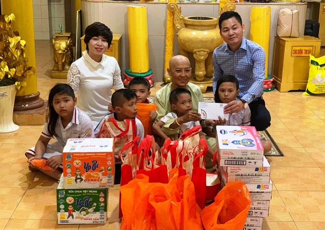 Trao quà trung thu cho các bé họ Nhân ở Cần Thơ - 1 Trao quà trung thu cho các bé họ Nhân ở Cần Thơ - 1