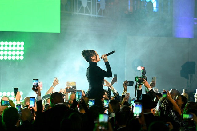 Rihanna sành điệu với váy lạ mắt - 10 Rihanna sành điệu với váy lạ mắt - 10