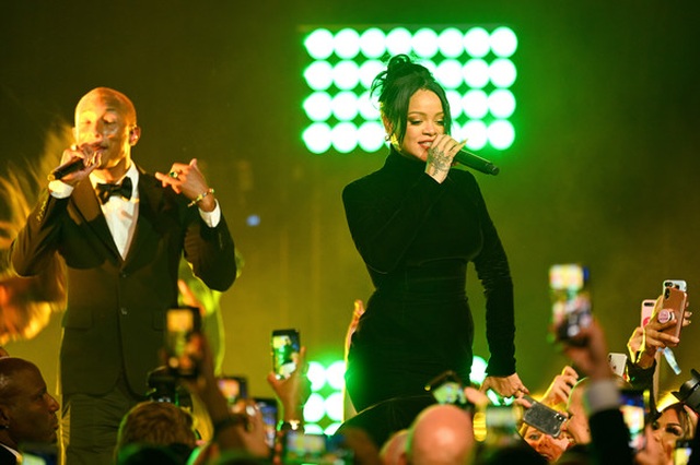 Rihanna sành điệu với váy lạ mắt - 11 Rihanna sành điệu với váy lạ mắt - 11