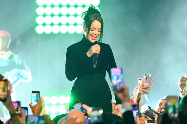 Rihanna sành điệu với váy lạ mắt - 8 Rihanna sành điệu với váy lạ mắt - 8