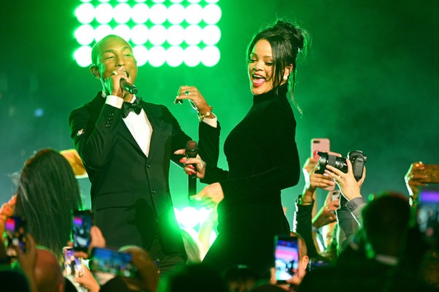 Rihanna sành điệu với váy lạ mắt - 9 Rihanna sành điệu với váy lạ mắt - 9