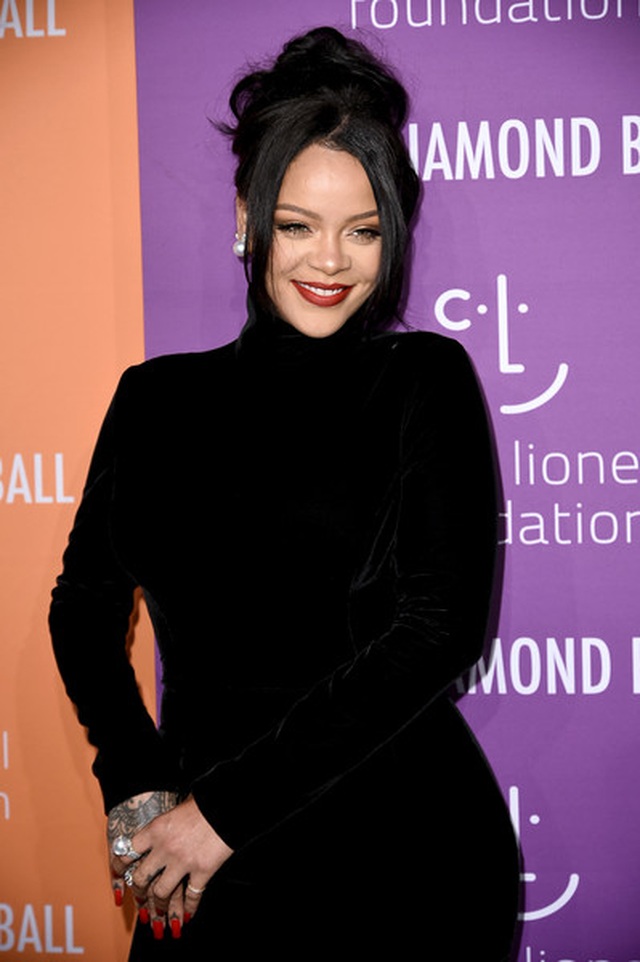 Rihanna sành điệu với váy lạ mắt - 5 Rihanna sành điệu với váy lạ mắt - 5