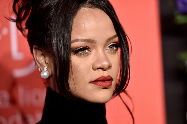 Rihanna sành điệu với váy lạ mắt - 2 Rihanna sành điệu với váy lạ mắt - 2