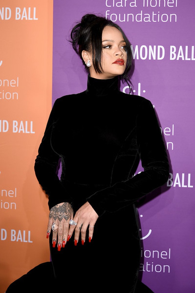 Rihanna sành điệu với váy lạ mắt - 7 Rihanna sành điệu với váy lạ mắt - 7