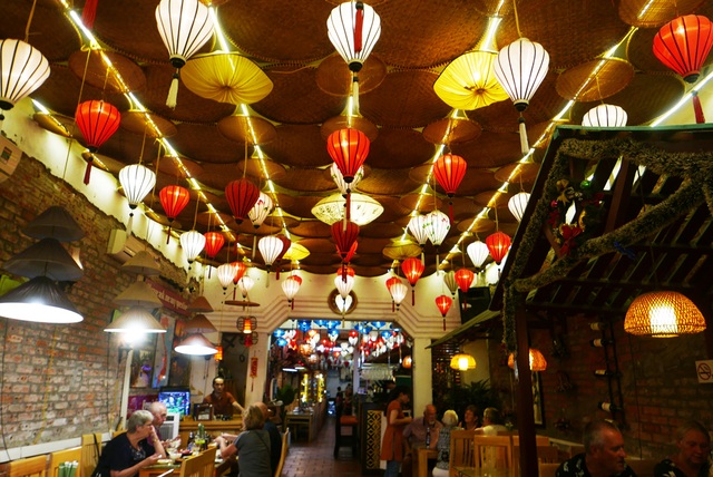 Hà Nội: Phố cổ rực rỡ đèn lồng, chật cứng người đi chơi Trung thu - 8 Hà Nội: Phố cổ rực rỡ đèn lồng, chật cứng người đi chơi Trung thu - 8