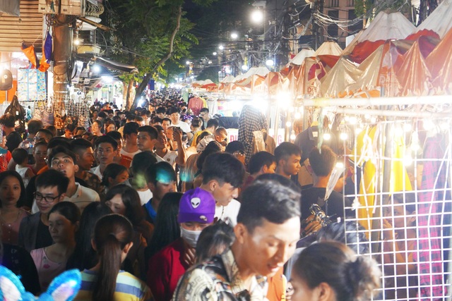 Hà Nội: Phố cổ rực rỡ đèn lồng, chật cứng người đi chơi Trung thu - 5 Hà Nội: Phố cổ rực rỡ đèn lồng, chật cứng người đi chơi Trung thu - 5