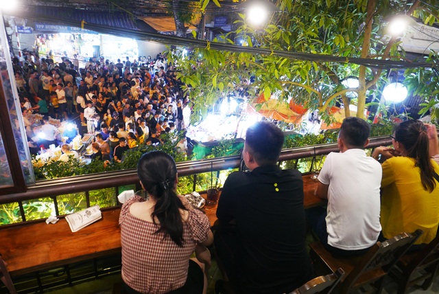 Hà Nội: Phố cổ rực rỡ đèn lồng, chật cứng người đi chơi Trung thu - 16 Hà Nội: Phố cổ rực rỡ đèn lồng, chật cứng người đi chơi Trung thu - 16
