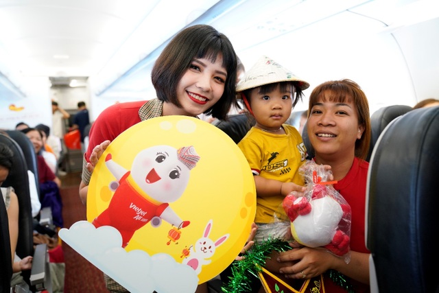 Trung thu rộn ràng trên độ cao 10.000 mét cùng các bạn nhỏ - 1 Trung thu rộn ràng trên độ cao 10.000 mét cùng các bạn nhỏ - 1
