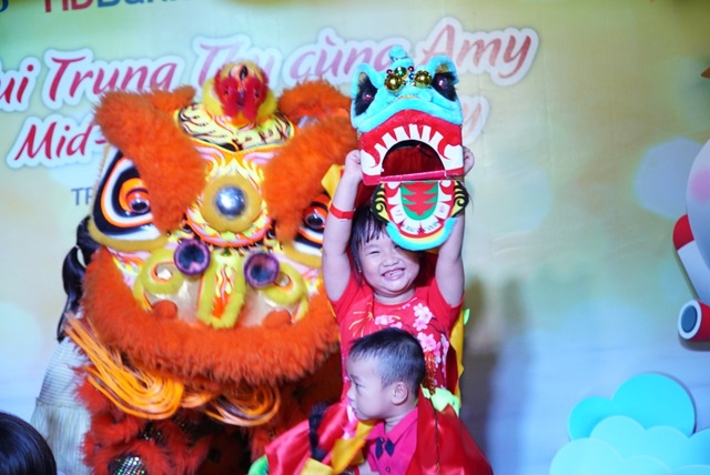 Trung thu rộn ràng trên độ cao 10.000 mét cùng các bạn nhỏ - 17 Trung thu rộn ràng trên độ cao 10.000 mét cùng các bạn nhỏ - 17