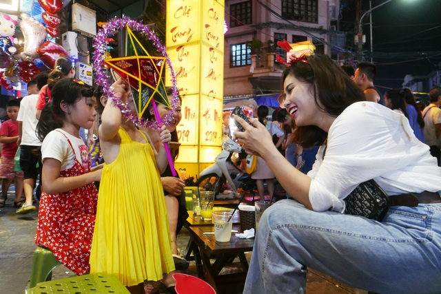 Hà Nội: Phố cổ rực rỡ đèn lồng, chật cứng người đi chơi Trung thu - 2 Hà Nội: Phố cổ rực rỡ đèn lồng, chật cứng người đi chơi Trung thu - 2