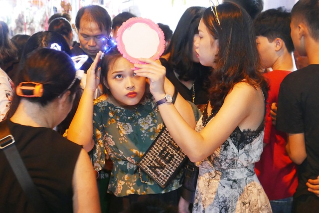 Hà Nội: Phố cổ rực rỡ đèn lồng, chật cứng người đi chơi Trung thu - 3 Hà Nội: Phố cổ rực rỡ đèn lồng, chật cứng người đi chơi Trung thu - 3