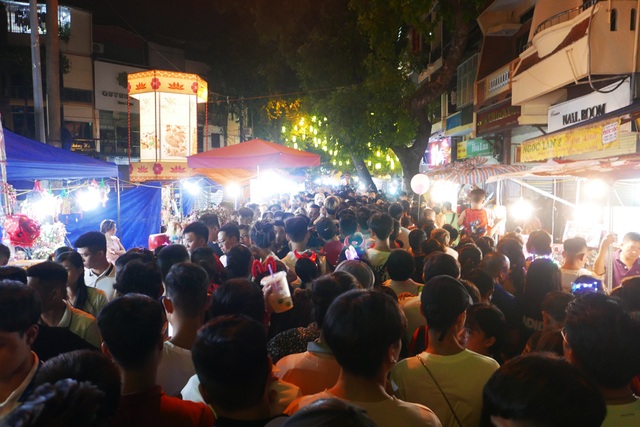 Hà Nội: Phố cổ rực rỡ đèn lồng, chật cứng người đi chơi Trung thu - 13 Hà Nội: Phố cổ rực rỡ đèn lồng, chật cứng người đi chơi Trung thu - 13