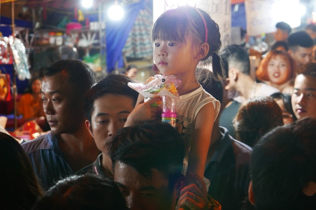 Hà Nội: Phố cổ rực rỡ đèn lồng, chật cứng người đi chơi Trung thu - 12 Hà Nội: Phố cổ rực rỡ đèn lồng, chật cứng người đi chơi Trung thu - 12