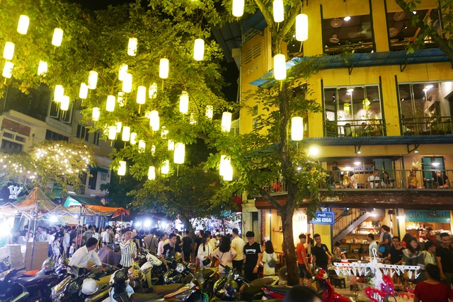 Hà Nội: Phố cổ rực rỡ đèn lồng, chật cứng người đi chơi Trung thu - 7 Hà Nội: Phố cổ rực rỡ đèn lồng, chật cứng người đi chơi Trung thu - 7