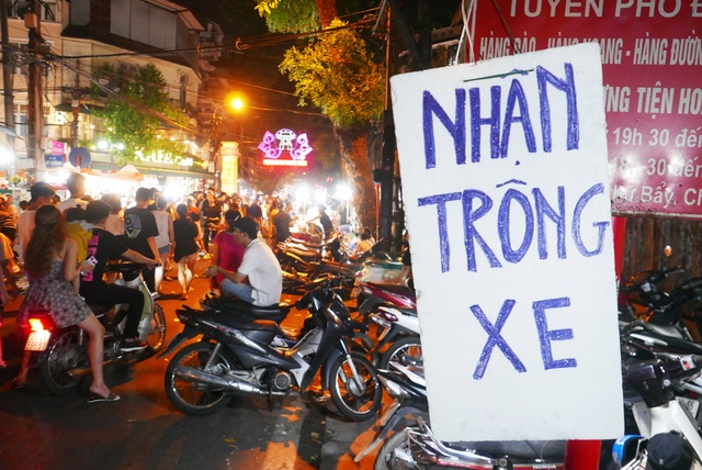 Hà Nội: Phố cổ rực rỡ đèn lồng, chật cứng người đi chơi Trung thu - 15 Hà Nội: Phố cổ rực rỡ đèn lồng, chật cứng người đi chơi Trung thu - 15