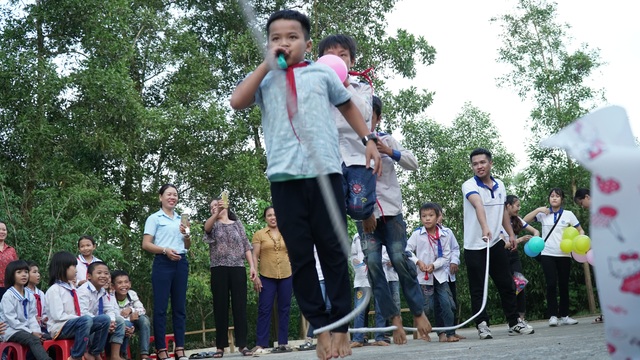 Sinh viên ĐH Vinh tặng quà Trung thu cho học sinh nghèo - 3