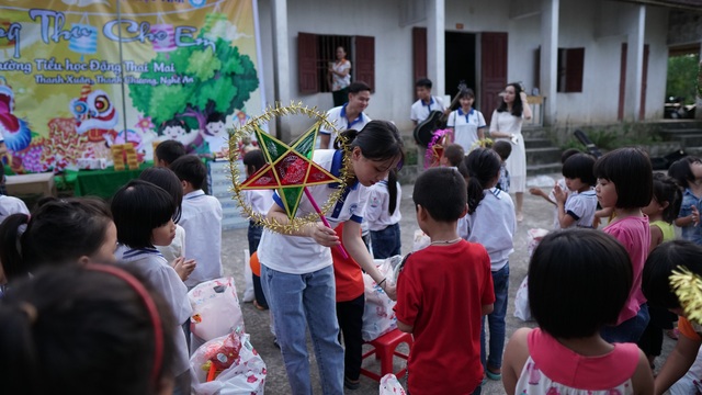 Sinh viên ĐH Vinh tặng quà Trung thu cho học sinh nghèo - 1