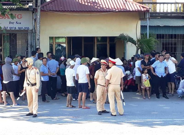 Em nghi đâm anh trai tử vong ngay trong lễ cúng 49 ngày của cha - 1 Em nghi đâm anh trai tử vong ngay trong lễ cúng 49 ngày của cha - 1